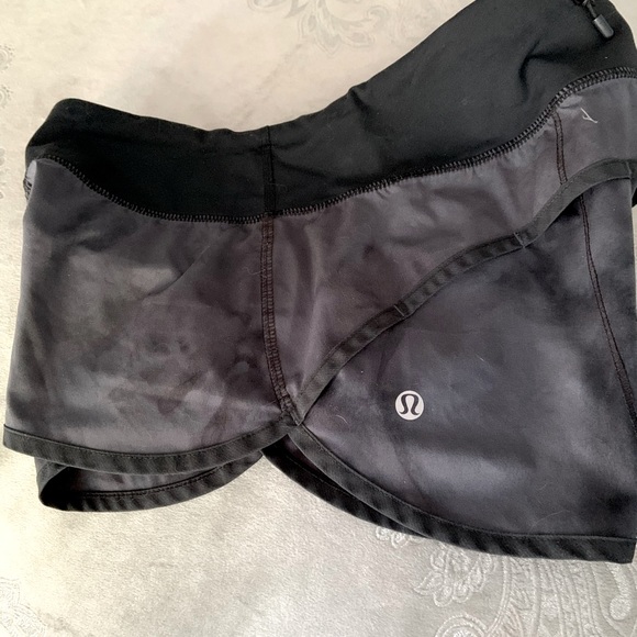 LuLu lemon Workout shorts 2.5 - Picture 5 of 6